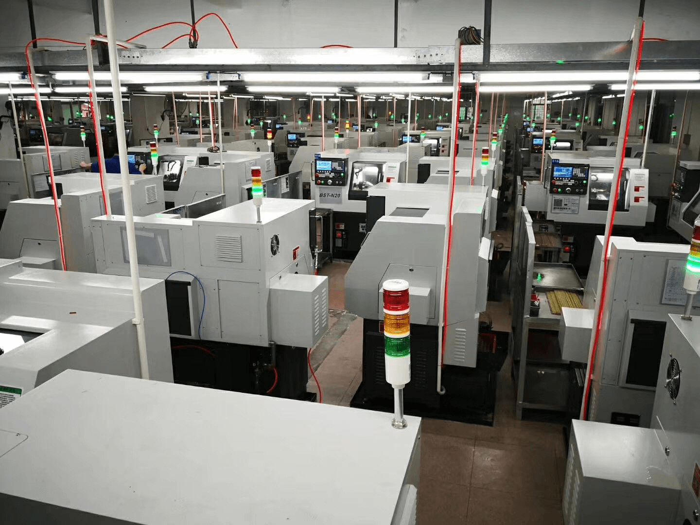 威海博世特批量配套華中HNC-808D系統(tǒng)的精密走心機車間.png 威海博世特批量配套華中HNC-808D系統(tǒng)的精密走心機車間.png