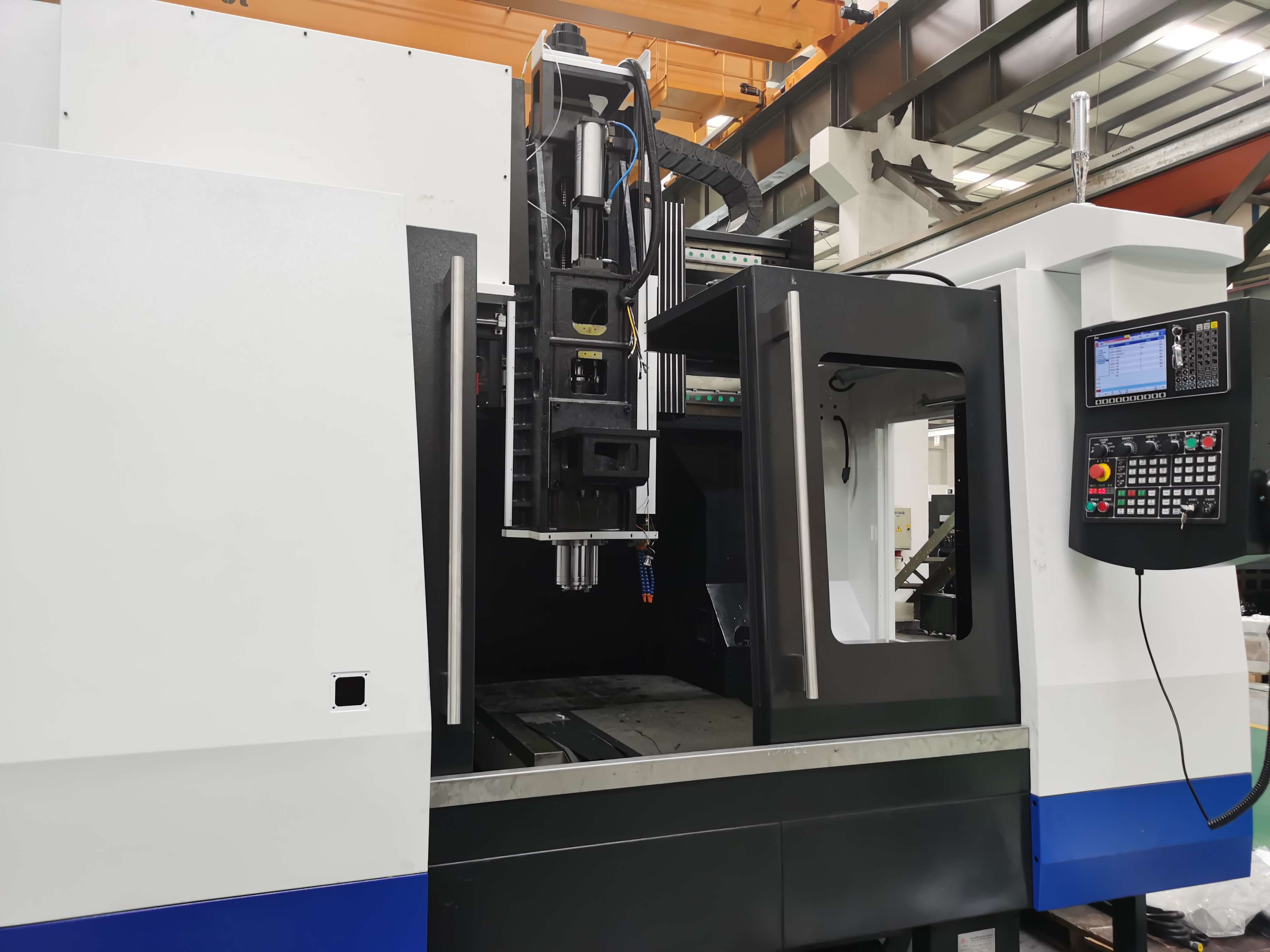 配置華中HNC-808D系統的850加工中心.jpg 配置華中HNC-808D系統的850加工中心.jpg