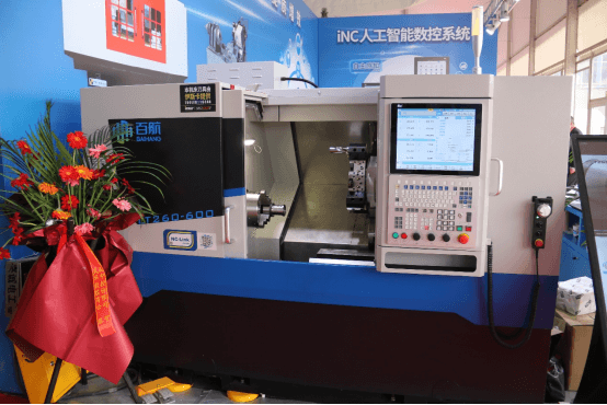 華中9型智能數控系統助力中國機床“開道超車”1105.png